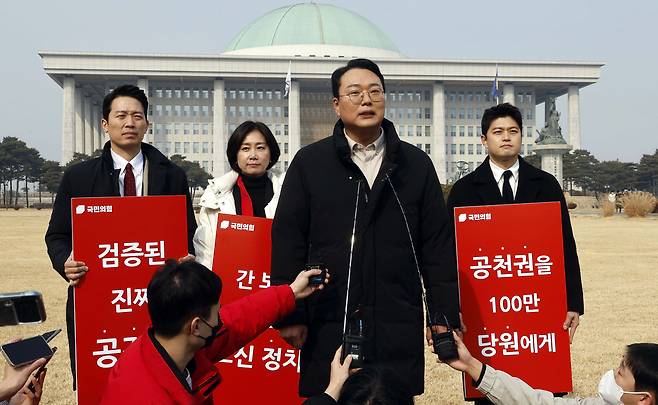 국민의힘 전당대회에 출사표를 던진 친이준석계 후보들이 6일 서울 여의도 국회 앞에서 기자회견을 열고 '윤핵관'(윤석열 대통령 핵심 관계자) 퇴진을 주장하며 지지를 호소하고 있다. 왼쪽부터 이기인 청년 최고위원 후보(경기도의원), 허은아 최고위원 후보(국회의원), 천하람 당대표 후보(전남 순천갑 당협위원장), 김용태 최고위원 후보(전 최고위원). /뉴스1