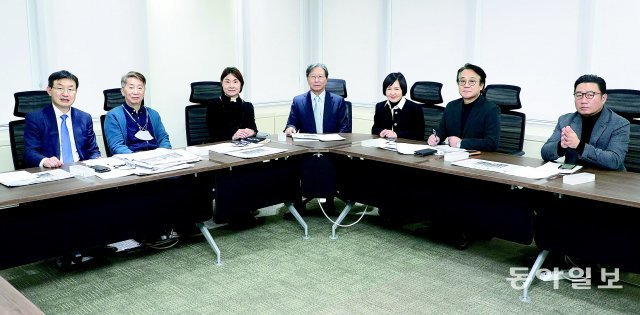 동아일보 독자위원회는 지난달 30일 북한 무인기 침투와 안보 우려, 정부의 노동 개혁 드라이브 등에 대한 보도를 주제로 토론했다.
 왼쪽부터 성태윤 류재천 최은봉 위원, 김종빈 위원장, 이은경 이준웅 이승헌 위원. 최혁중기자 sajinman@donga.com