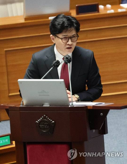 한동훈 법무부 장관이 6일 국회 본회의에서 열린 정치·외교·통일·안보 분야 대정부질문에서 의원들의 질문에 답변하고 있다. <연합뉴스>