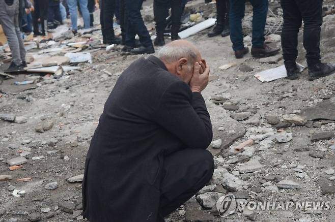 튀르키예 지진 피해 건물 앞에 주저앉은 남성 (디야르바크르[튀르키예] 로이터=연합뉴스) 튀르키예 남동부에서 규모 7.8 지진이 발생한 6일(현지시간) 한 남성이 피해지역인 디야르바크르의 붕괴한 건물 앞에 주저앉아 얼굴을 감싸고 있다. 시리아와 국경을 맞댄 지역에서 일어난 이번 강진으로 지금까지 두 나라에서 합계 1천300명 이상이 사망했다. 2023.02.06 clynnkim@yna.co.kr (끝) /사진=연합뉴스