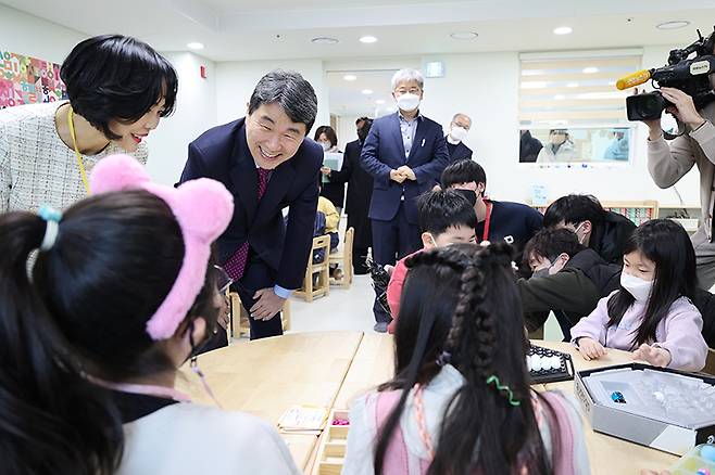 이주호 사회부총리 겸 교육부 장관이 6일 유보통합 추진을 위해 유치원 및 어린이집 현장을 방문했다. (사진=교육부)