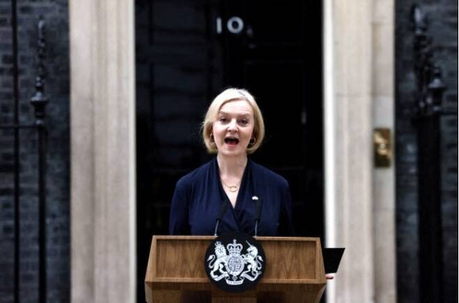 리즈 트러스 전 영국 총리가 지난해 10월 25일 자신의 감세안이 불러온 경제위기로 사임을 발표하고 있을 때의 모습. AP 연합뉴스