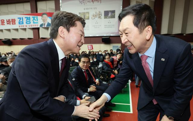 국민의힘 안철수(왼쪽), 김기현 당대표 후보가 5일 오후 서울 동대문구청에서 열린 동대문구 갑을 당협 합동 당원대회에 참석해 악수하고 있다. (공동취재사진) 뉴시스