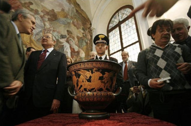 메트가 1972년 120만 달러에 사들였다가 도굴품인 사실이 확인돼 2008년 이탈리아로 반환한 기원전 6세기 유물 '유프로니오스 크라테르'. 로이터 연합뉴스.