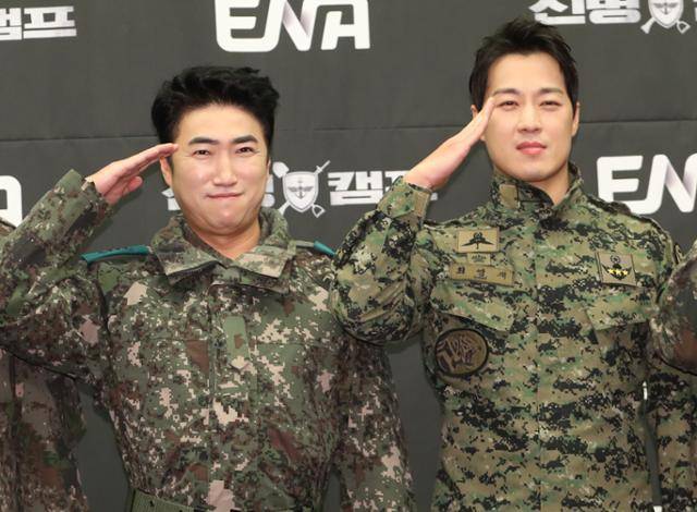 방송인 장동민과 최영재(오른쪽)가 6일 서울 마포구 스탠포드호텔에서 열린 ENA 新 예능채널 ‘신병캠프’(연출 민진기 남예은) 제작발표회에서 인사를 하고 있다. ‘신병캠프’는 웹 애니메이션인 장삐쭈의 ‘신병’을 원작으로 한 드라마 ‘신병’의 예능 스핀오프이자 군대 콘텐츠의 세계관을 통합하는 군예능 대통합 프로젝트이다. 뉴스1
