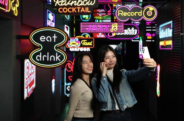 서울 성수동의 갤럭시 스튜디오 성수를 찾은 방문객들이 '갤럭시 S23 울트라'로 셀피를 촬영하고 있다. 삼성전자 제공