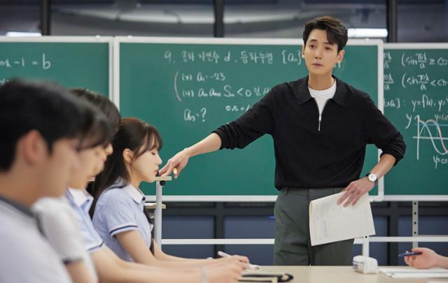 드라마 '일타 스캔들'에서 수학 일타 강사 치열(정경호)이 의대 진학반 수업을 진행하고 있다. tvN 제공