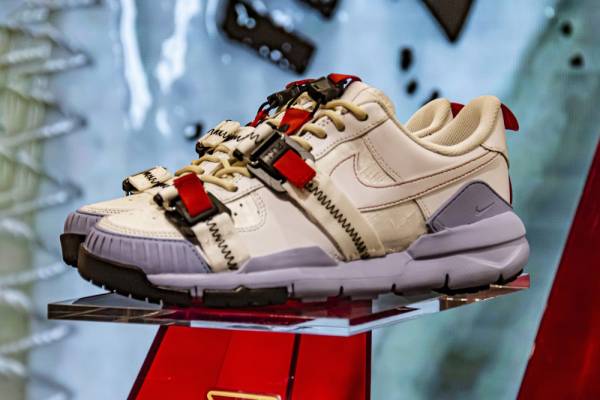 '브그즈트 랩 2호점'에서 전시 및 판매 중인 '나이키 마스야드 오버슈 3.0' 커스터마이징 제품. 번개장터 제공