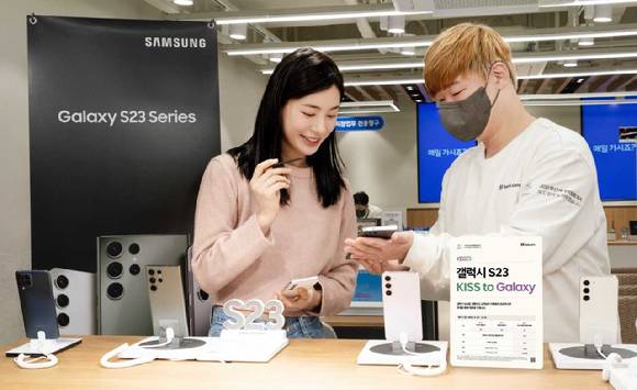SK텔레콤이 오는 7일부터 갤럭시S23 사전예약과 동시에 각종 혜택을 제공하는 'KISS23' 캠페인을 진행한다고 6일 발표했다. 사진은 SKT 홍보모델이 SKT 공식인증대리점에서 갤럭시 S23과 예약 혜택을 소개하는 모습. [사진=SK텔레콤]