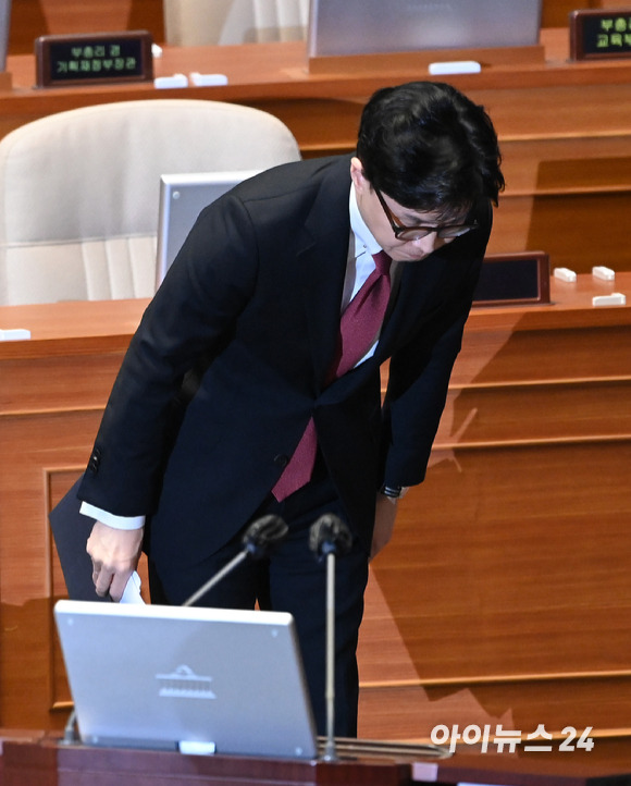 한동훈 법무부 장관이 6일 오후 서울 여의도 국회 본회의장에서 열린 정치·외교·통일·안보 분야 대정부 질문에 출석해 김진표 국회의장을 향해 인사하고 있다. [사진=김성진 기자]