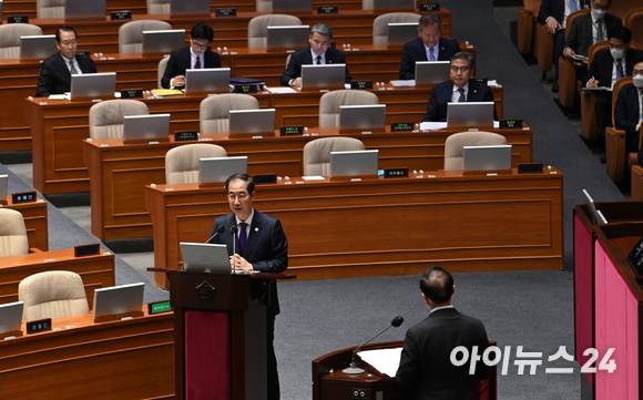 한덕수 국무총리가 6일 오후 서울 여의도 국회 본회의장에서 열린 정치·외교·통일·안보 분야 대정부 질문에서 홍영표 더불어민주당 의원의 질의에 답하고 있다. [사진=김성진 기자]