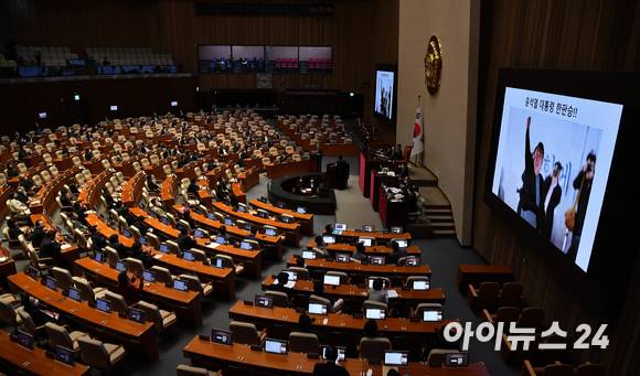 이종섭 국방부 장관이 6일 오후 서울 여의도 국회 본회의장에서 열린 정치·외교·통일·안보 분야 대정부 질문에서 태영호 국민의힘 의원의 질의에 답하고 있다. [사진=김성진 기자]