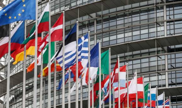 프랑스 동부 스트라스부르의 유럽의회 건물 앞에 유럽연합(EU) 회원국 국기들이 휘날리고 있다. [사진=뉴시스]