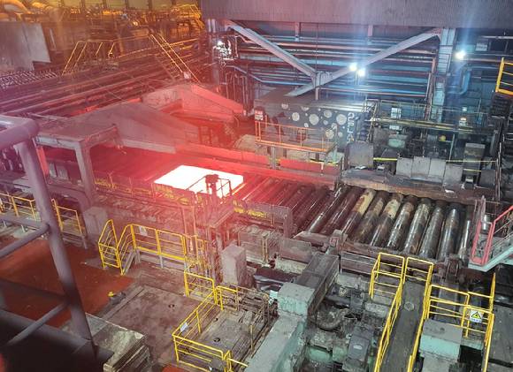 지난해 11월 14일 재가동을 시작한 포항제철소 2후판공장에서 후판 제품이 생산되고 있다. [사진=포스코]