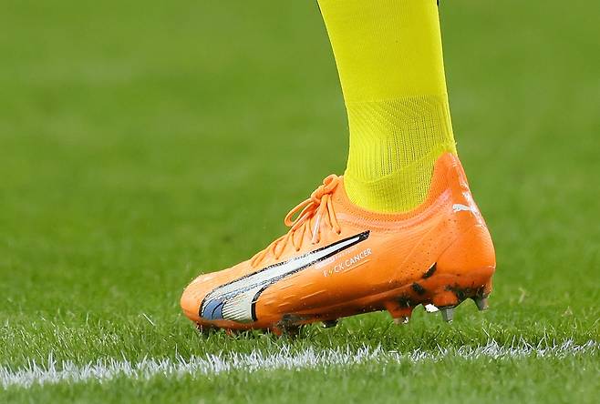 알레는 암에 대한 분노를 표하는 글귀가 새겨진 축구화를 신고 뛴다. EPA=연합뉴스