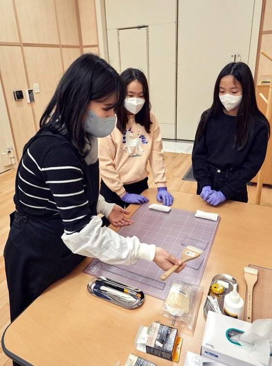 유물 치료 및 복원은 보존과학자의 역할이지만, 손상 정도가 크지 않은 경우는 레지스트라가 직접 보수하기도 한다.