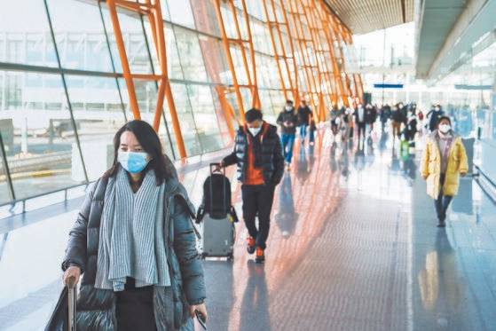 지난달 28일 중국 베이징 서우두 공항에 마스크를 쓴 승객들이 수하물을 들고 입국하고 있다. EPA