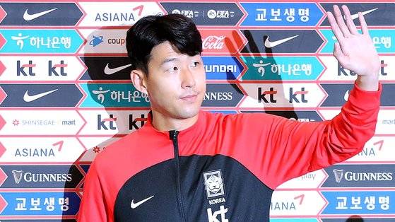 2022 카타르월드컵 16강을 마친 뒤 지난해 12월 7일 인천국제공항으로 귀국한 축구 국가대표팀 주장 손흥민이 손을 흔드는 모습. 뉴스1