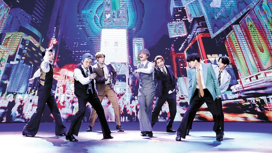 MTV '비디오 뮤직 어워드'에서 '다이너마이트' 공연하는 방탄소년단. 사진 빅히트 엔터테인먼트