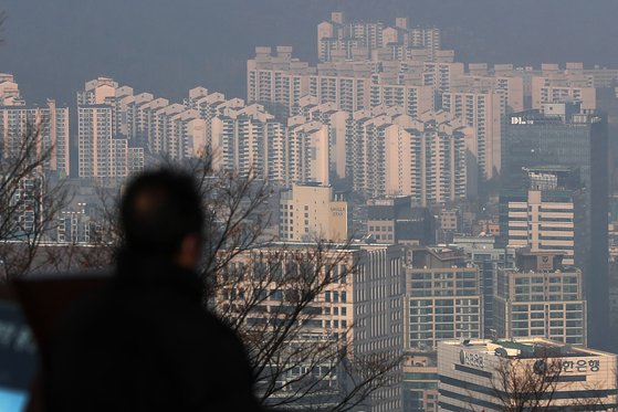 지난해 12월 전국 미분양 주택이 6만8000가구에 육박하며 한달만에 1만여가구가 증가한 것으로 나타났다. 전국 미분양 주택 물량 통계가 6만가구 이상을 기록한 것은 지난 2015년(6만2000가구) 이후 7년 만이다. 서울 중구 남산에서 바라본 도심 아파트 단지 모습. 뉴스1