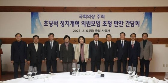 김진표 국회의장은 6일 국회 사랑재에서 '초당적 정치개혁 의원 모임'에 참여하는 의원을 초청해 만찬 간담회를 가졌다. 좌측부터 좌측부터 김성주·이병훈·전해철·남인순·심상정 의원, 김진표 국회의장, 홍영표·민홍철·조해진·전재수 의원. 사진=국회의장실