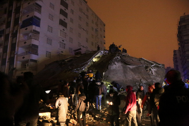▲ 6일(현지시간) 튀르키예에서 규모 7.8의 강진이 발생했다.사진은 지진 여파가 미친 시리아 중부 도시 하마의 무너진 건물에서 부상자를 이송하는 구조대원들. 연합뉴스