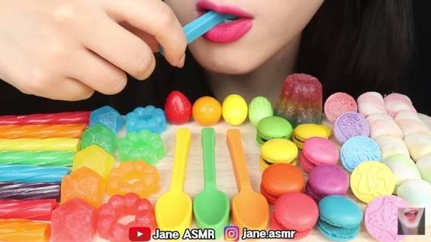 이른바 '먹방(먹는 방송)'으로 연간 120억원을 벌어들인다는 국내 유튜버. /사진=Jane ASMR 유튜브 영상 갈무리