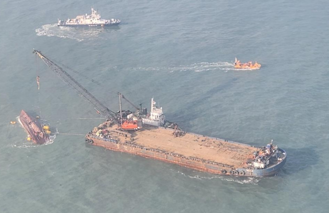 6일 전남 신안군 임자도 해상에서 전복된 어선  ‘청보호’를 인양하기 위한 작업이 진행되고 있다.  연합뉴스