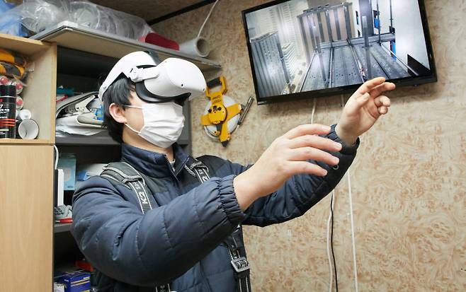 서울 서초구 양재동의 한 공사 현장 사무실에서 지난 2일 한 노동자가 고글을 쓴 채 가상현실(VR) 안전교육을 받고 있다. 서초구 제공