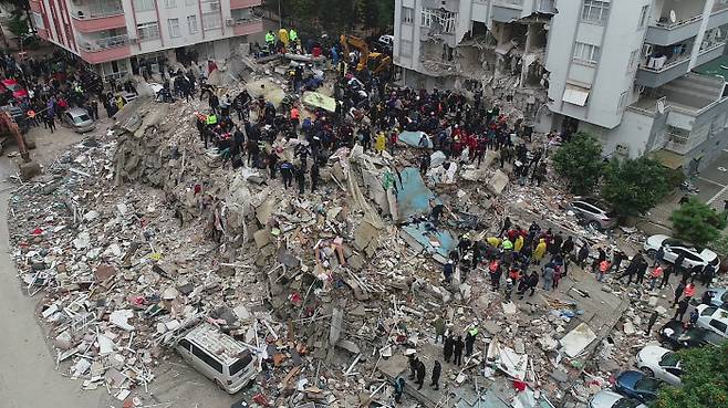 순식간에 와르르 튀르키예 역사상 최대 규모 강진이 발생한 6일 중남부 도시 아다나에서 지진으로 무너진 건물의 잔해 속에서 시민과 구조대가 생존자 수색을 벌이고 있다. 로이터연합뉴스