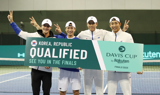 From left: Kwon Soon-woo, Hong Seong-chan, Nam Ji-sung and Song Min-kyu pose for a photo after winning a Davis Cup qualifier against Belgium in Jamsil, southern Seoul on Sunday.  [NEWS1]