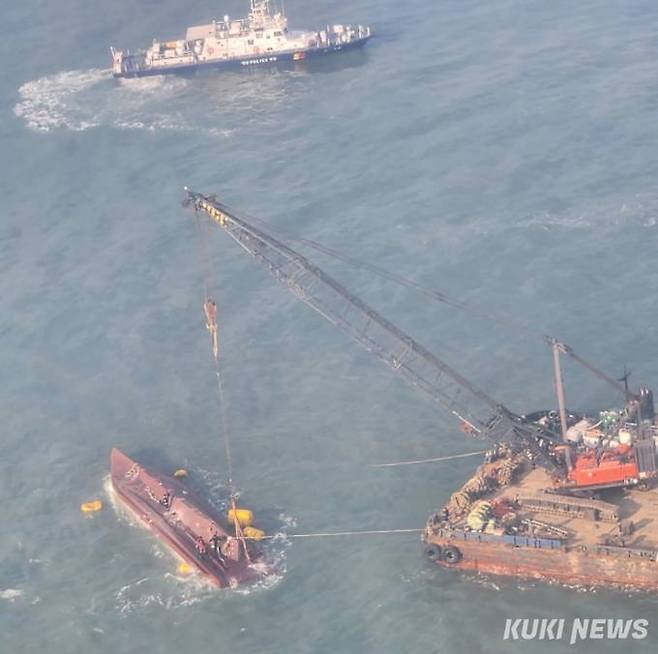 신안군 임자면 대비치도 인근 해상에서 전복된 24톤급 통발어선 청보호 실종자 구조가 한창인 가운데 사고 선박 인양작업이 본격화되고 있다. 사진=목포해경