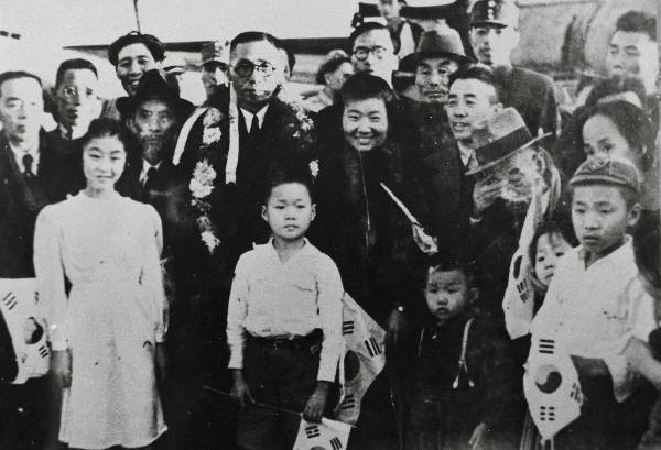 대한민국 임시정부 김구(가운데 화환 건 인물) 주석과 그의 며느리 안미생(김구 오른편, 안중근 의사 조카딸)에 이어 중절모에 눈물을 훔치고 있는 이가 이시영 훗날 대한민국 초대 부통령이다. 1945년 11월 중국 상하이에서 한국으로 환국하기 전 촬영된 사진으로 ‘이회영기념관’에 걸려있다. 국민일보DB