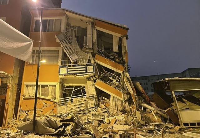6일(현지시간) 지진으로 붕괴한 튀르키예 남부 카흐라만마라슈 파자르즈크 마을의 한 건물. AP 연합뉴스
