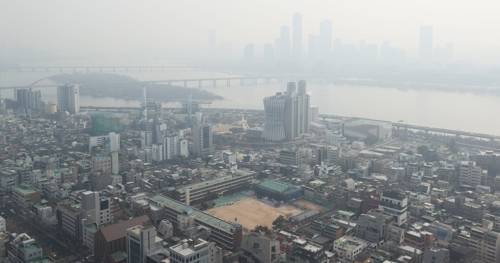 수도권 지역에 미세먼지 비상저감조치가 내려진 6일 서울 마포구 합정역 인근 건물에서 바라본 일대. [사진 출처 = 연합뉴스]