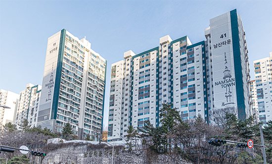 서울 중구 신당동 ‘남산타운’ 아파트는 기존 3116가구에 467가구를 증축하는 리모델링 사업을 추진 중이다. (윤관식 기자)