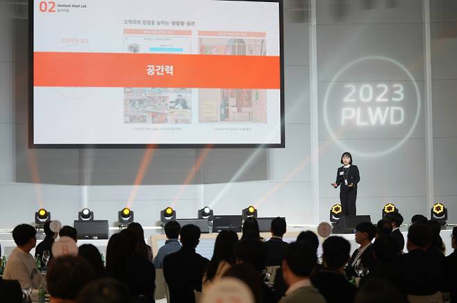 한국타이어가 미래 혁신을 이끌 신입사원 입사 환영 행사 '2023 프로액티브 리더스 웰커밍 데이'를 열었다. 사진은 행사에서 진행된 신입사원 발표. /사진=한국타이어