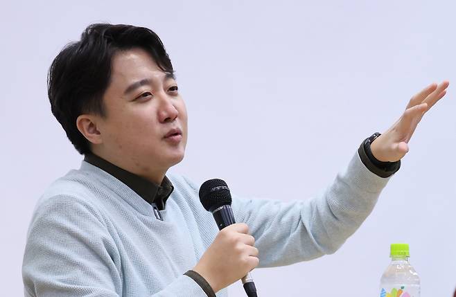 국민의힘 이준석 전 대표가 22일 오후 서울 성북구 고려대학교 정경관에서 정치외교학과 '한국의신보수주의' 주최로 열린 특별 강연 '보수주의의 길을 묻다'에서 학생 패널들의 질문에 답하고 있다. [연합]