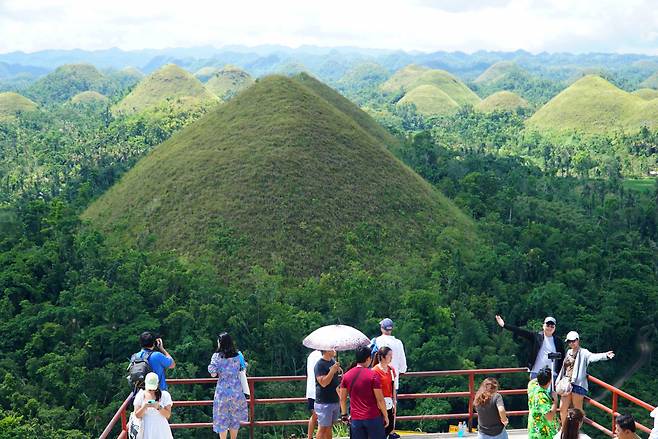 보홀 초콜릿힐. 필리핀 어딜 가도, 우리식 사진 포즈를 취한 한국인들은 손쉽게 만날수 있다.
