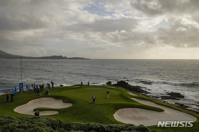 [페블비치=AP/뉴시스] 미국프로골프(PGA) 투어 AT&T 페블비치 프로암 순연