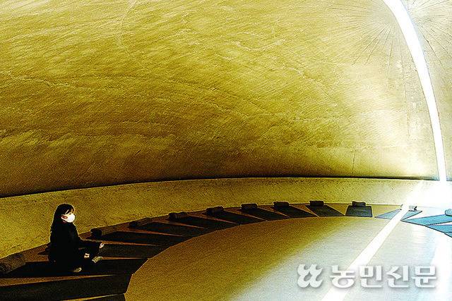 강원 원주 뮤지엄산에 있는 명상관에서 명상 프로그램을 체험하고 있다. 원주=현진 기자