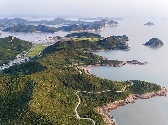 하의도 서부해안 일주도로 전경. 만화경처럼 보였다사라지는 다도해 바다와 섬들의 절경을 감상할 수있는 도로로 자전거 라이더들에게 보물 같은 코스.