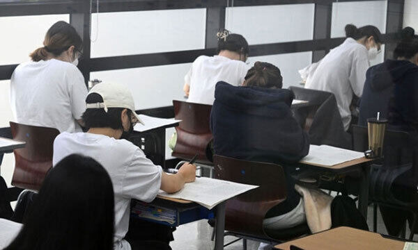 한 학원에서 수험생들이 수능 모의평가를 보고 있다. 공동취재사진