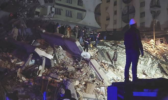 6일(현지시간) 튀르키예 남부 지카흐라만마라슈주에서 규모 7.8의 강진이 발생해 바자르지흐 주민들이 무너진 건물 잔해에 깔린 피해자를 찾고 있다. 바자르지흐=AP뉴시스