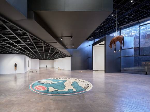 마우리치오 카텔란의 국내 첫 개인전 ‘위’(WE) 전시장에 들어서자 눈에 띄는 것은 허공에 매달린 말이다. 1997년 작가가 이탈리아 토리노 리볼리성 미술관에 처음 전시한 ‘노베첸토’라는 작품이다. 매달린 말의 모습은 음산하면서 죽음을 연상케 해 관람객을 시작부터 긴장케 만든다.  리움미술관 제공