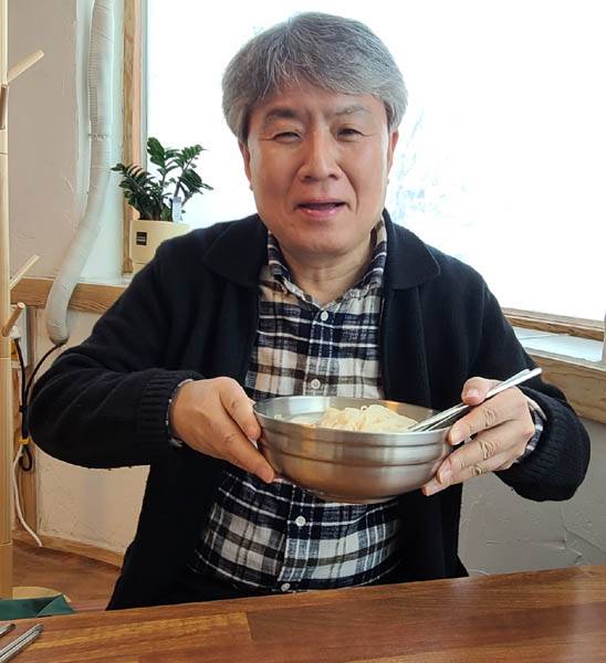 알천비빔국수집에서 동치미국수를 먹고 있는 강원국 작가의 모습 / 강원국 작가 제공