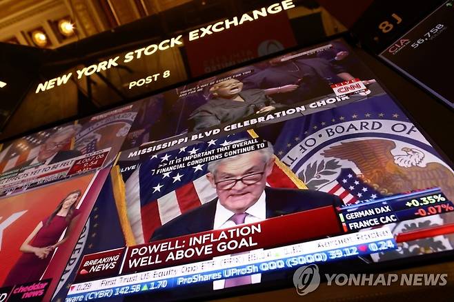 제롬 파월 연준 의장의 기자회견 틀어놓은 뉴욕증권거래소 [로이터 연합뉴스 자료사진. 재판매 및 DB 금지]
