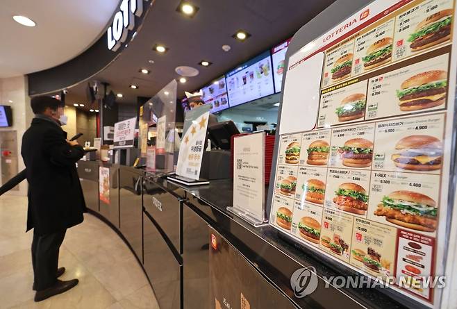 롯데리아 또 가격 인상…불고기버거 200원 올라 4천700원 (서울=연합뉴스) 류영석 기자 = 버거 프랜차이즈 브랜드 롯데리아가 물류비와 인건비의 상승으로 내달 2일부터 제품 판매 가격을 평균 5.1% 인상한다고 26일 밝혔다.
    사진은 이날 오후 서울의 한 롯데리아 매장 모습. 2023.1.26 ondol@yna.co.kr