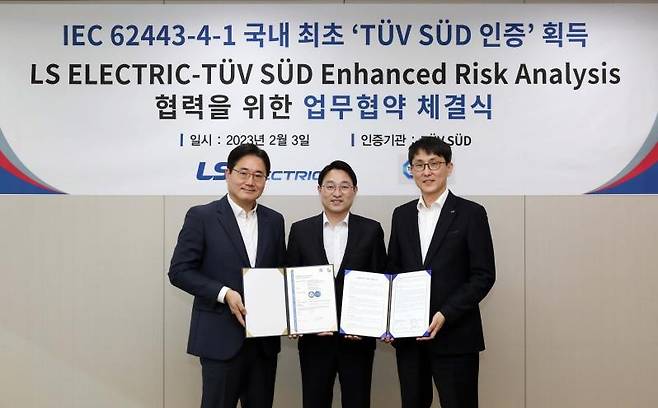 LS일렉트릭이 글로벌 시험인증기관 TUV SUD로부터 국내 기업 최초로 산업 자동화 제품 개발 프로세스 등에 대한 'IEC 62443-4-1 정보 보안 인증'을 획득했다. 사진은 지난 3일 안양에 있는 LS일렉트릭 R&D캠퍼스에서 서장철 LS일렉트릭 미래기술연구소 CTO(왼쪽), 서정욱 TUV SUD 코리아 대표(가운데) 조주현 LS일렉트릭 자동화솔루션연구소 이사(오른쪽)가 인증서를 수여 받고 기념촬영을 하는 모습.
[LS일렉트릭 제공. 재판매 및 DB 금지]