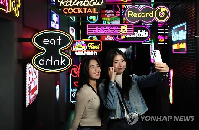 삼성전자, 7일부터 '갤럭시 S23' 시리즈 사전 판매 (서울=연합뉴스) 삼성전자가 오는 7일부터 13일까지 '갤럭시 S23' 시리즈 사전 판매를 진행한다고 6일 밝혔다. 사진은 서울 성동구 갤럭시 스튜디오 성수를 찾은 방문객들이 '갤럭시 S23 울트라'로 셀피를 촬영하는 모습. 2023.2.6 [삼성전자 제공. 재판매 및 DB 금지] photo@yna.co.kr